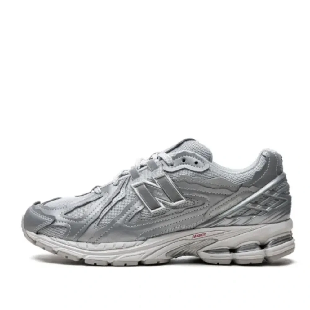 New Balance 1906D “PROTECTION PACK - SILVER
METALLIC" gray sneakers, size 6.5 - Picture 10 of 12